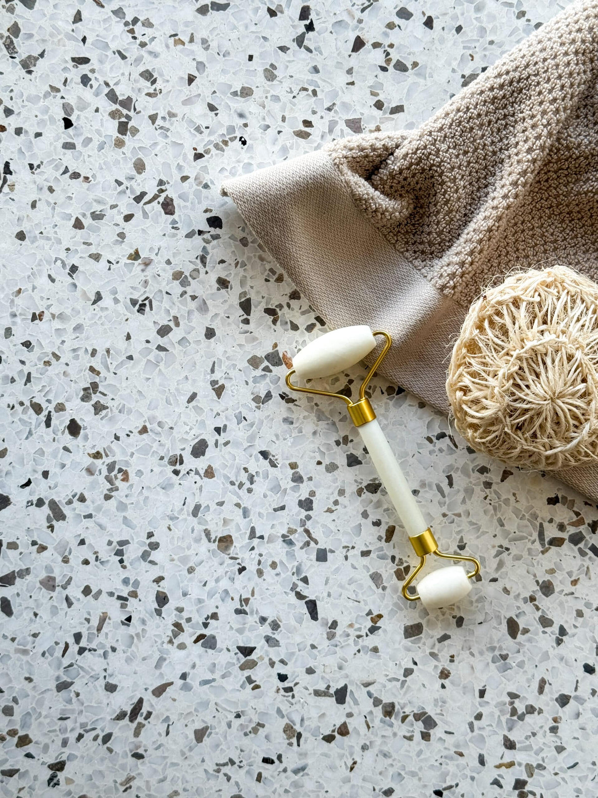 hvid terrazzo flise med et mix af varme sten