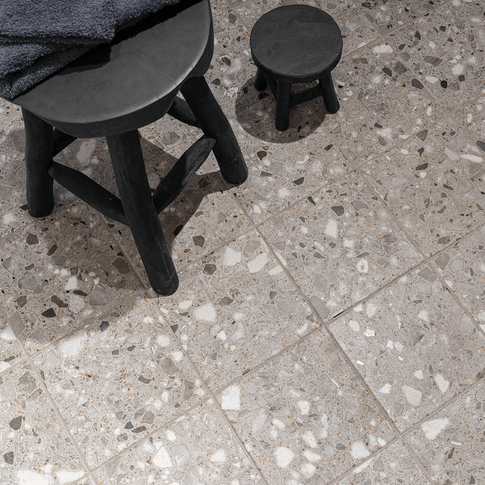 Andy flisen i farven Grey med Terrazzo overflade