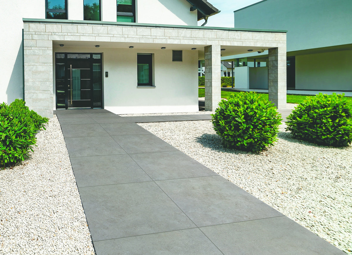 Dark grey haveflise i betonlook