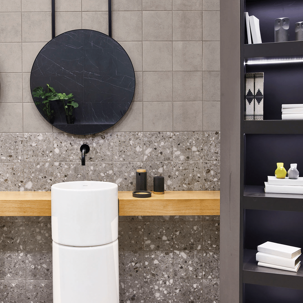 Andy flisen i farven Grey med Plain og Terrazzo overflade