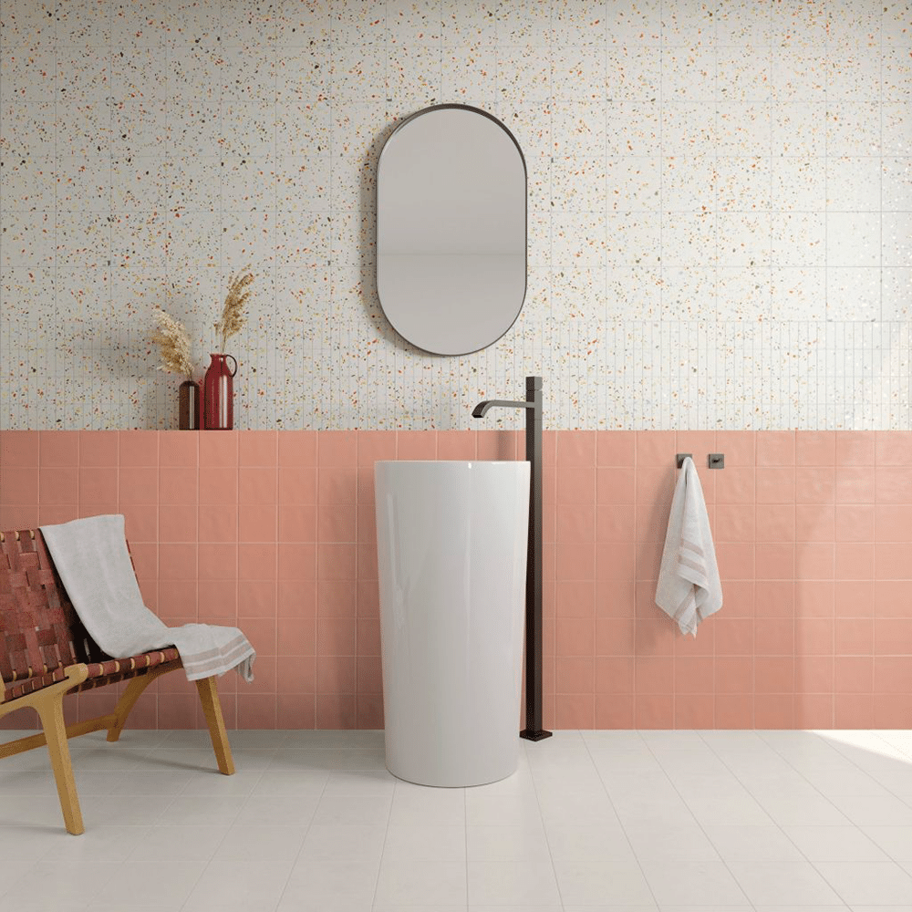 Andy flisen i farven White med Plain og Terrazzo overflade
