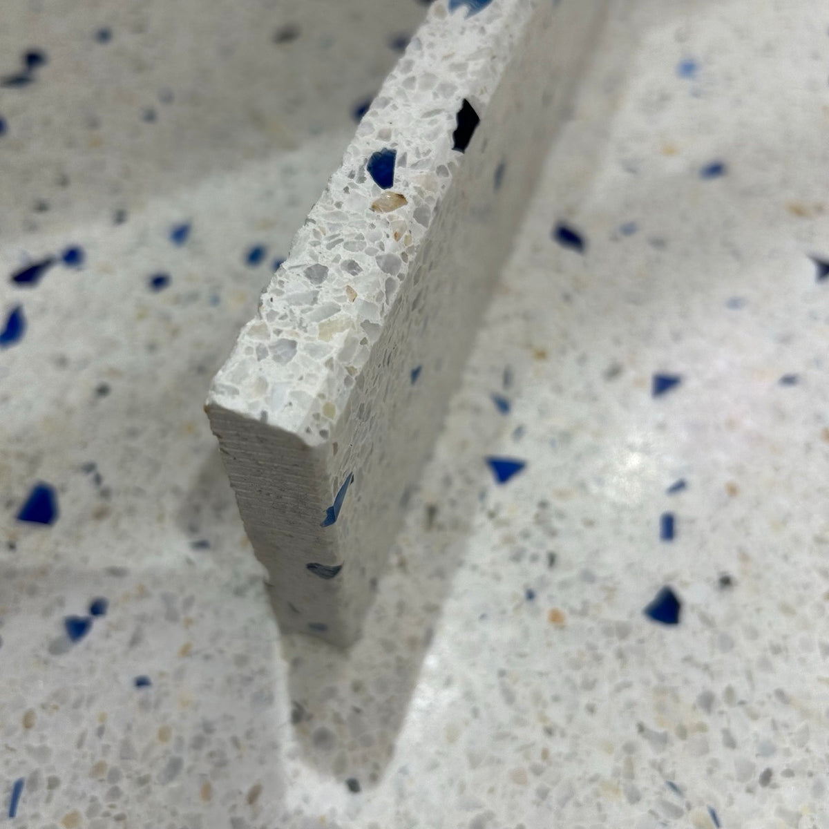 Terrazzo 1511 lyst, blå mix Sokkelkant