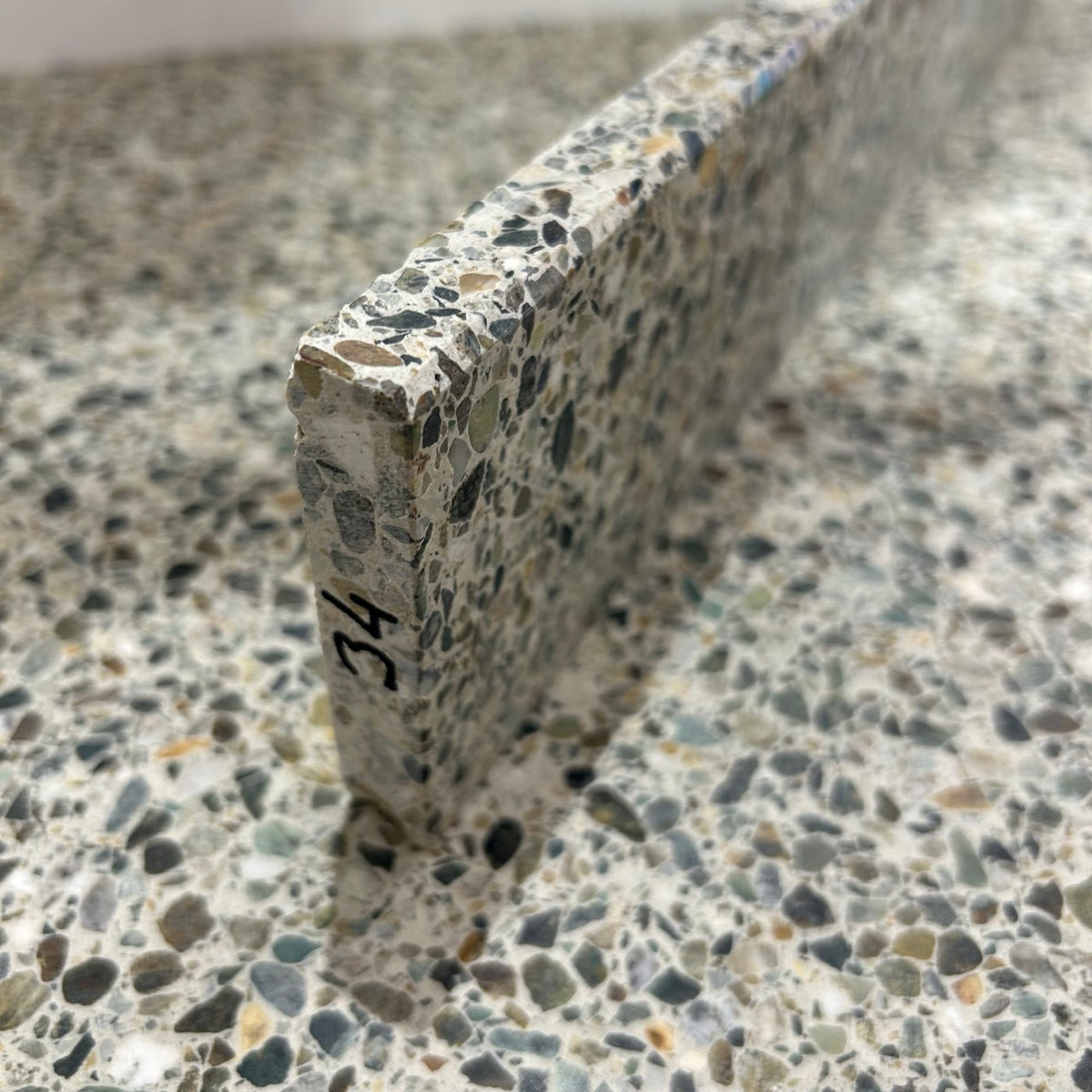 Terrazzo 1620 med grøn og naturfarvet mix Sokkelkant