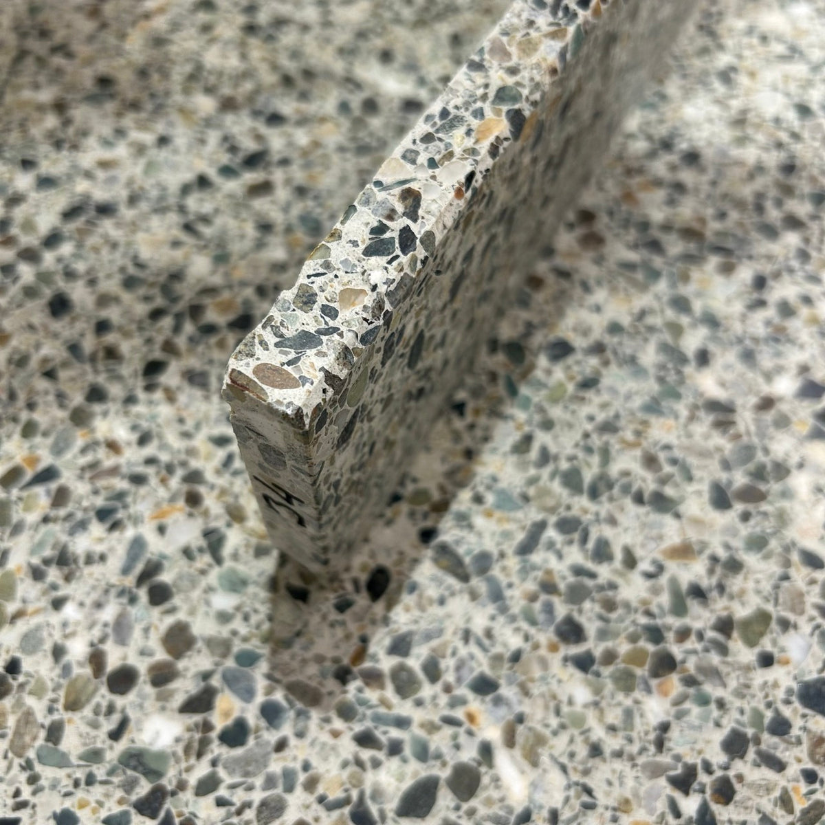 Terrazzo 1620 med grøn og naturfarvet mix Sokkelkant
