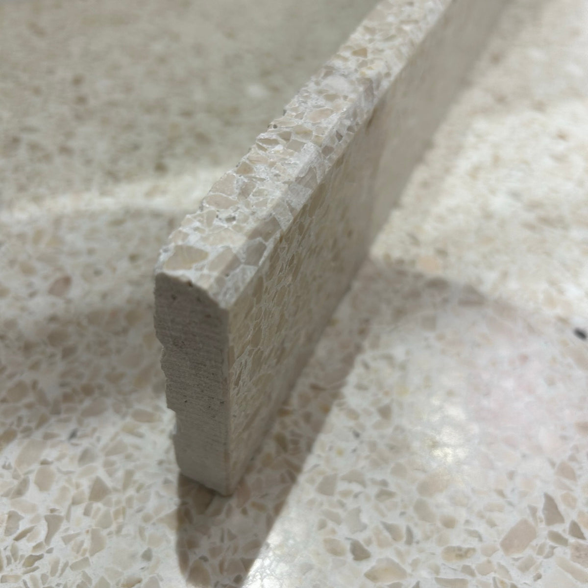 Terrazzo 7210 med lyst, beige mix Sokkelkant