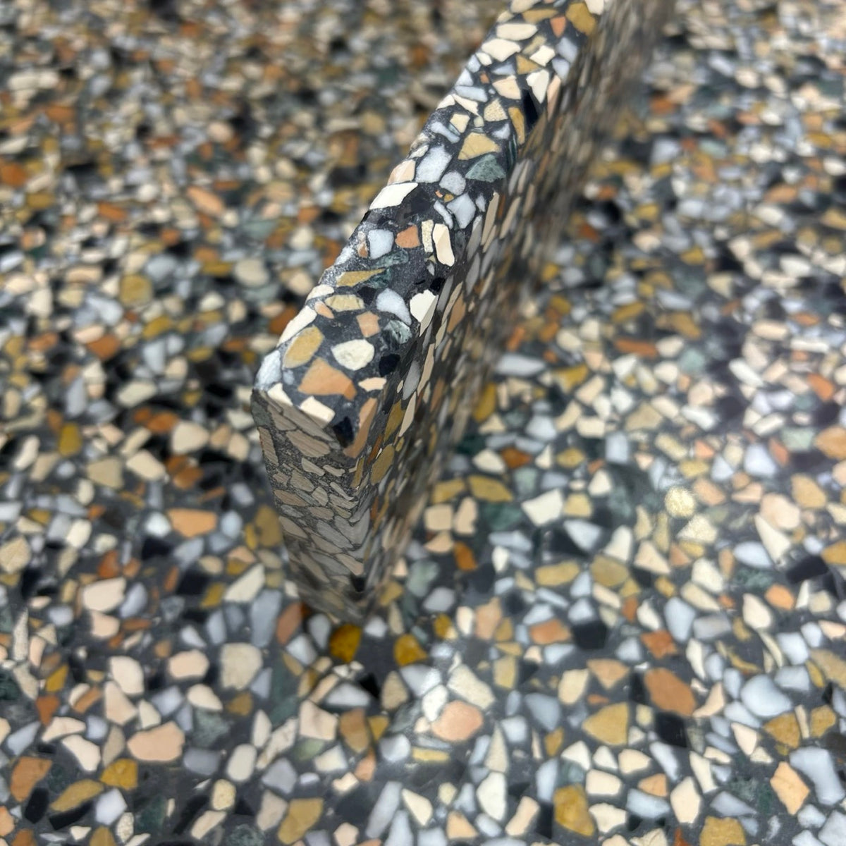 Terrazzo 8810 med mørkt, grønt og orange mix Sokkelkant